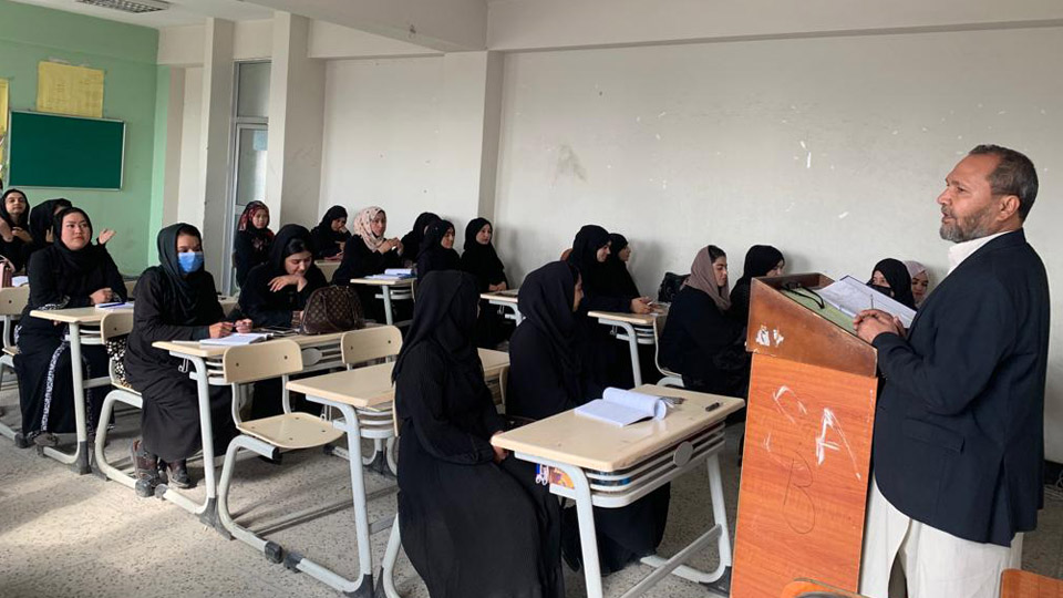 إقامة دورة تدريبية في مهارات الترجمة من الفارسية إلى الإنجليزية